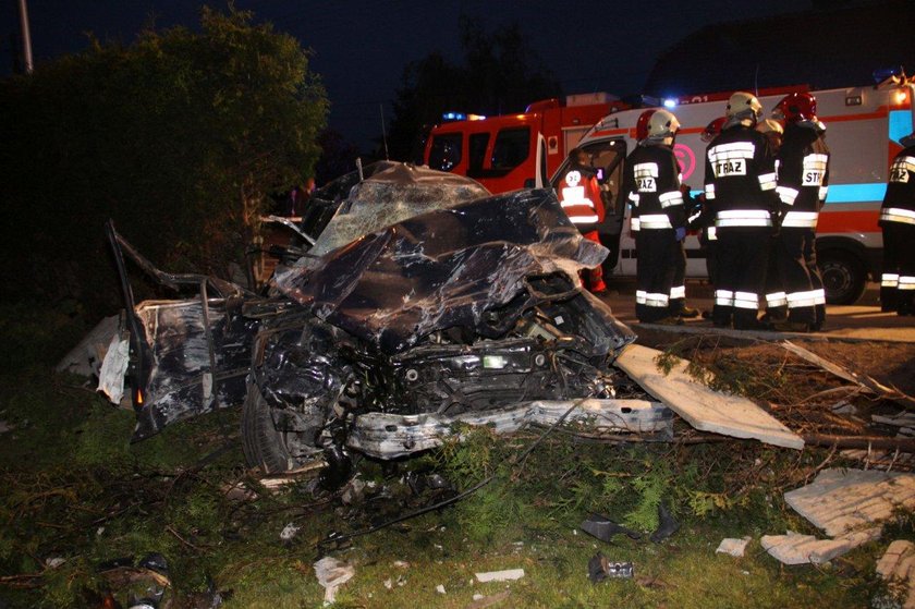 Tragiczny wypadek na Oświęcimskiej w Opolu. BMW wjechało w betonowy płot