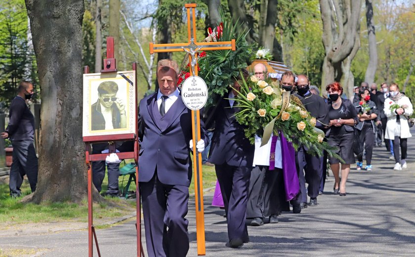 Przyjaciele chcą zatrudnić detektywa, by zbadać okoliczności śmierci dziennikarza