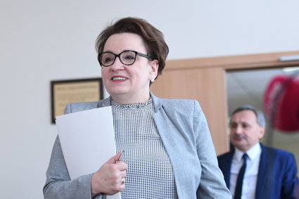 Spór o 166 zł podwyżki i lekcje w sobotę. Zaostrza się konflikt nauczycieli z minister edukacji