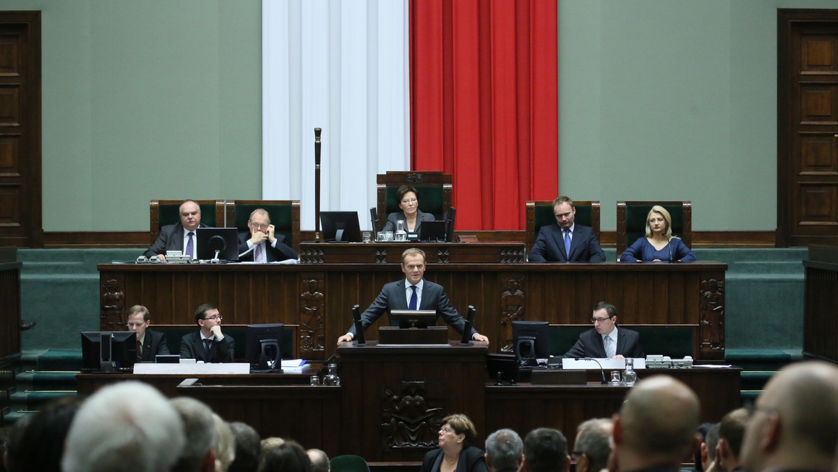 O wydłużenie urlopów macierzyńskich, dług publiczny czy refundowanie in vitro z budżetu państwa pytają po południu posłowie premiera Donalda Tuska. Sejm zajmuje się wnioskiem premiera o wyrażenie rządowi wotum zaufania.