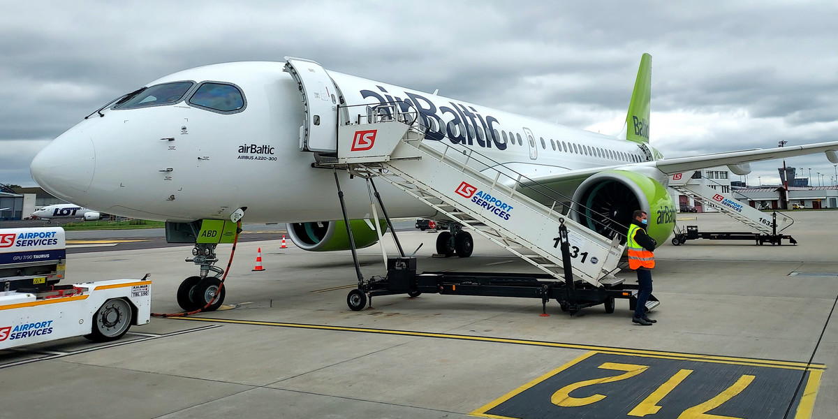 Airbus A220 na płycie Lotniska Chopina w Warszawie. Prezentacja w Polsce adresowana jest głównie do PLL LOT, największego potencjalnego klienta na naszym rynku. 