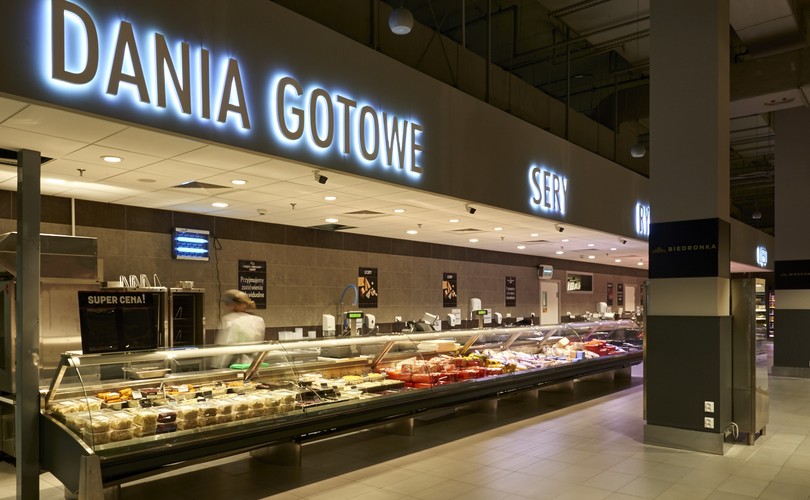 O przejęciu pięciu sklepów po Piotrze i Pawle właściciel Biedronki Jeronimo Martins poinformował oficjalnie 25 września. 'Jesteśmy przekonani, że rozszerzenie zakresu naszych usług jest naturalnym kierunkiem rozwoju Biedronki, a nasi klienci będą zadowoleni z oferty. Mimo iż te 5 sklepów stanowi bardzo niewielką liczbę z perspektywy skali działania obu sieci, przejęcie ich dobrze wpisuje się w strategię Biedronki' -  mówił wówczas Paweł Stolecki. <br><br>
Na zdjęciu nowa Biedronka w Poznaniu