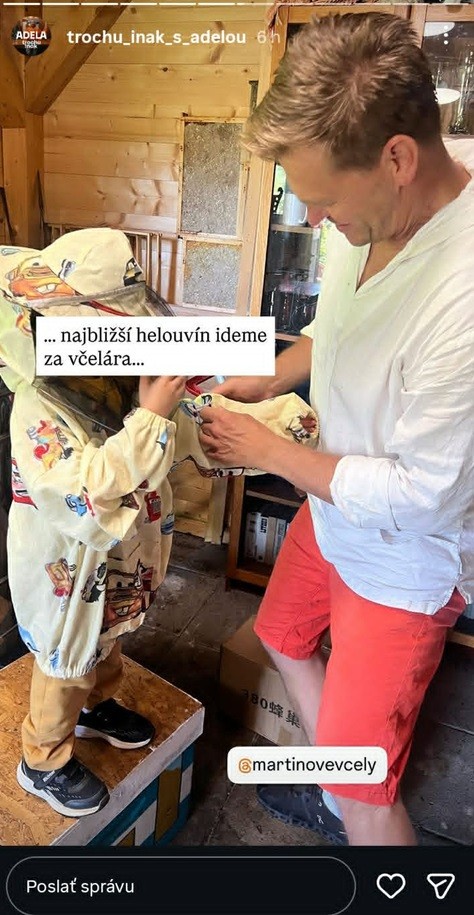 Adela Vinczeová s Maxíkom navštívili včely Martina Nikodýma. 