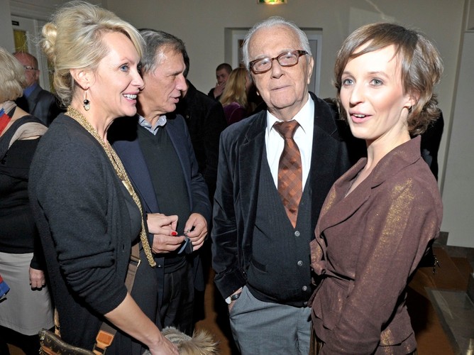 Kamila i Andrzej Łapiccy oraz Beata Ścibakówna i Jan Englert na premierze spektaklu 'Szkoła żon' w Teatrze Polskim