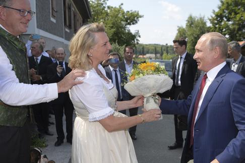 Władimir Putin składa życzenia nowożeńcom – austriackiej minister spraw zagranicznych Karin Kneissl i biznesmenowi Wolfgangowi Meilingerowi, Gamlitz, Austria, 18 sierpnia 2018 r.