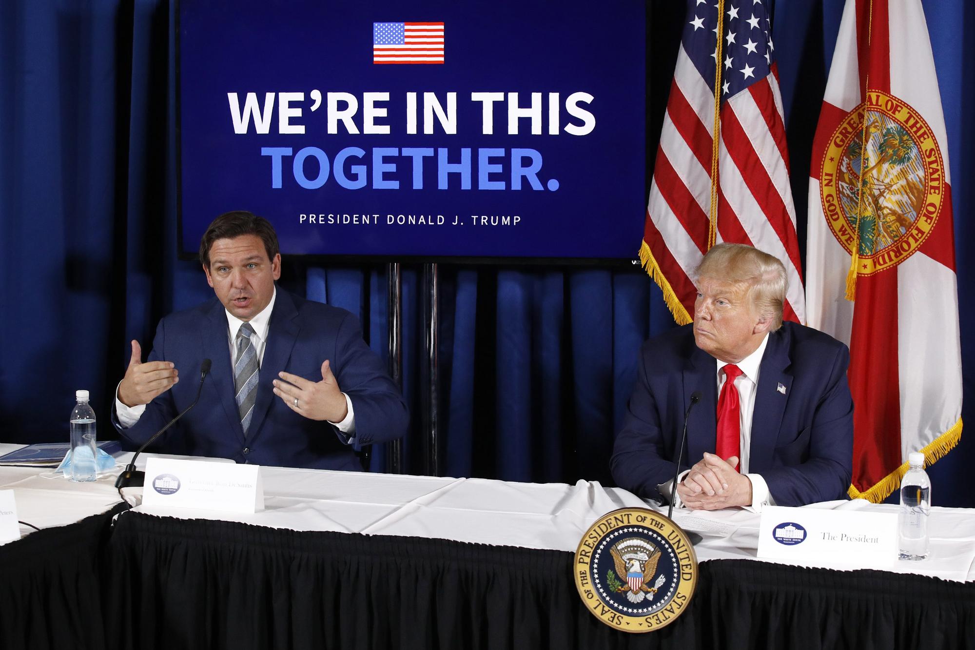 Guvernér Floridy Ron DeSantis a bývalý americký prezident Donald Trump.