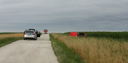 Pijany kierowca porzucił auto z martwym kolegą