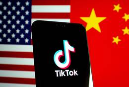 Google i Apple wezwane do usunięcia TikToka. "Chiny mają dostęp do danych milionów Amerykanów"