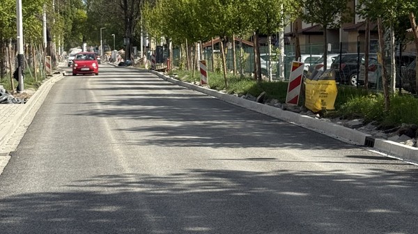 Kierowcy jeżdżą już po nowej jezdni ulicy Koszarowej we Wrocławiu