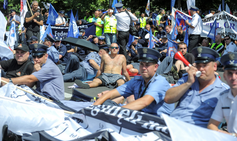 Dawno przed kancelarią premiera nie było tak głośnej manifestacji. Pikietujący mieli syreny i trąbki, pod adresem rządu krzyczeli: "Złodzieje, złodzieje".