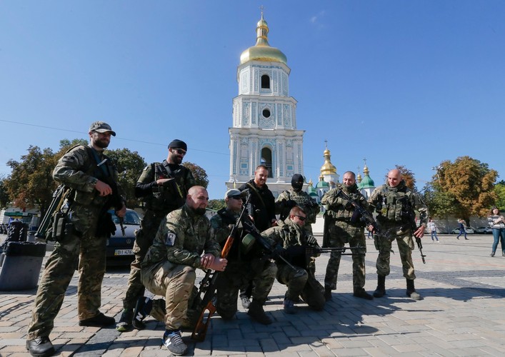 Rodzina i przyjaciele witają powracających ze wschodniej Ukrainy ochotników z batalionu Azow