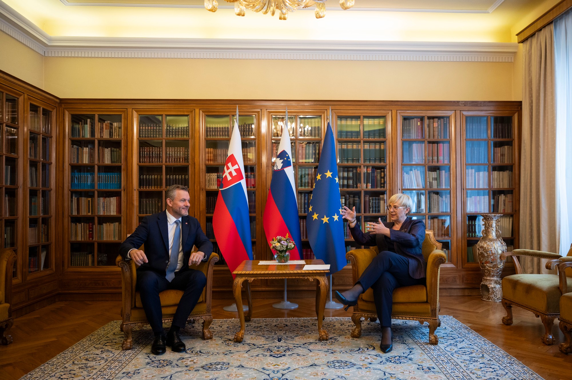 Slovenský prezident Peter Pellegrini a slovinská prezidentka Nataša Pircová Musarová počas stretnutia vo Vile Podrožnik v Ľubľane.
