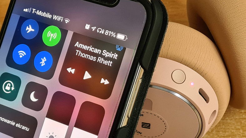 Stan baterii w słuchawkach - podgląd w smartfonie. test słuchawek bezprzewodowych