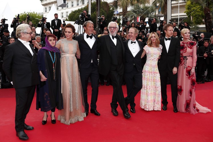 Członkowie jury: George Miller, Katayoon Shahabi, Valeria Golino, Mads Mikkelsen, Donald Sutherland, Arnaud Desplechin, Vanessa Paradis, Laszlo Nemes i Kirsten Dunst