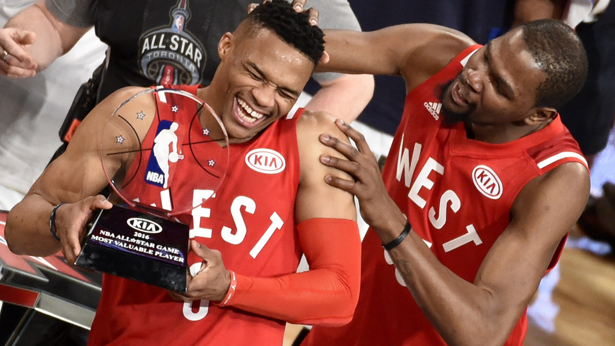 W tradycyjnym Meczu Gwiazd ligi NBA drużyna Zachodu pokonała w niedzielę w Toronto ekipę Wschodu 196:173. Najlepszym koszykarzem (MVP) został wybrany Russell Westbrook z Oklahoma City Thunder, który uzyskał dla zwycięzców 31 punktów.
