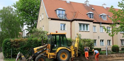 Kładą nowy chodnik pod domem Tuska