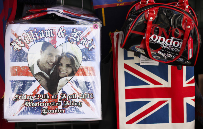 Pamiątkowe gadżety z okazji ślubu księcia Williama i Kate Middleton na wystawie w sklepie w Londynie, Wielka Brytania.