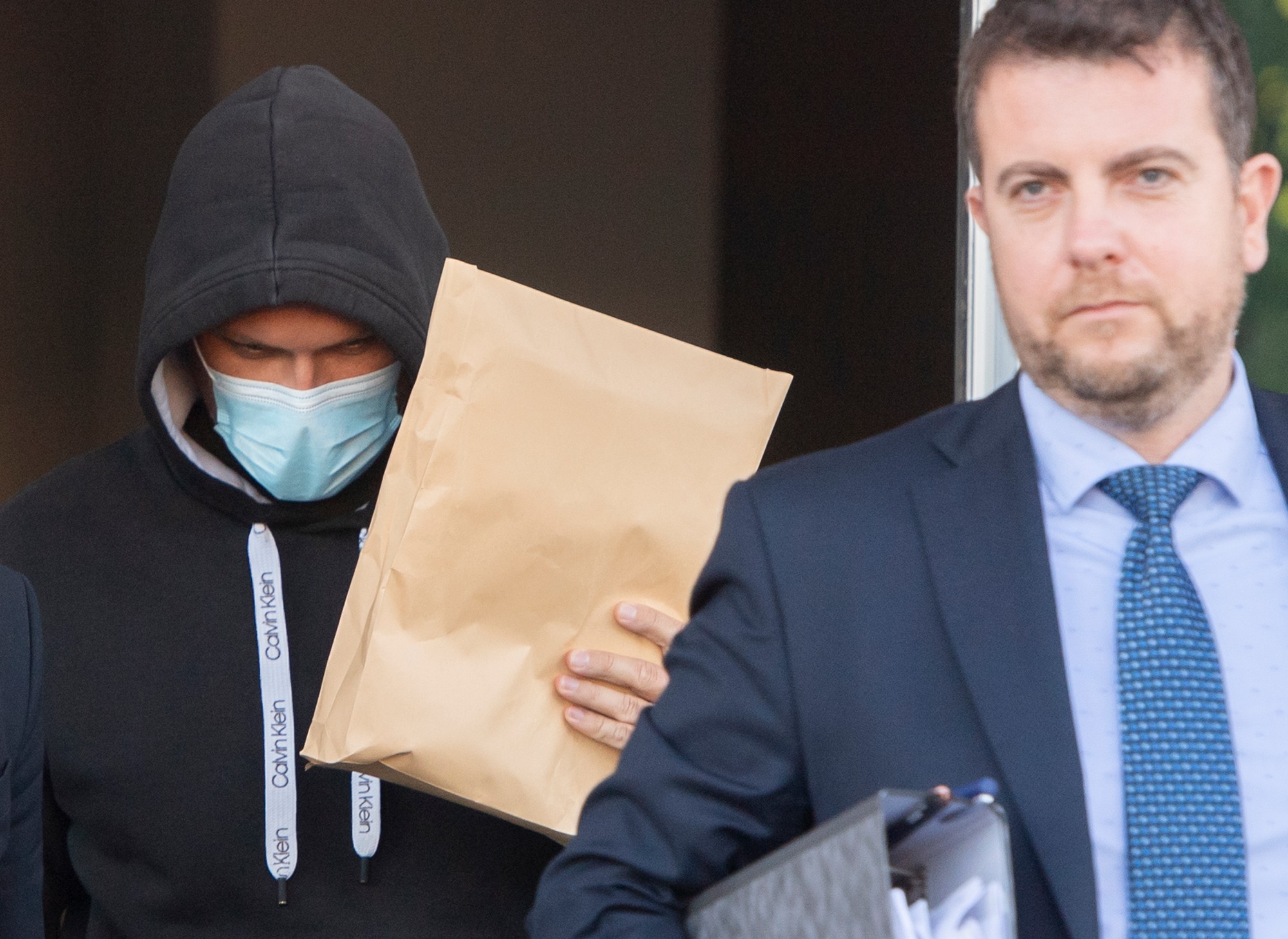 Vľavo bývalý vyšetrovateľ finančnej jednotky NAKA Roman Stahl obvinený v kauze Ezekiel 7 bol prepustený na slobodu.