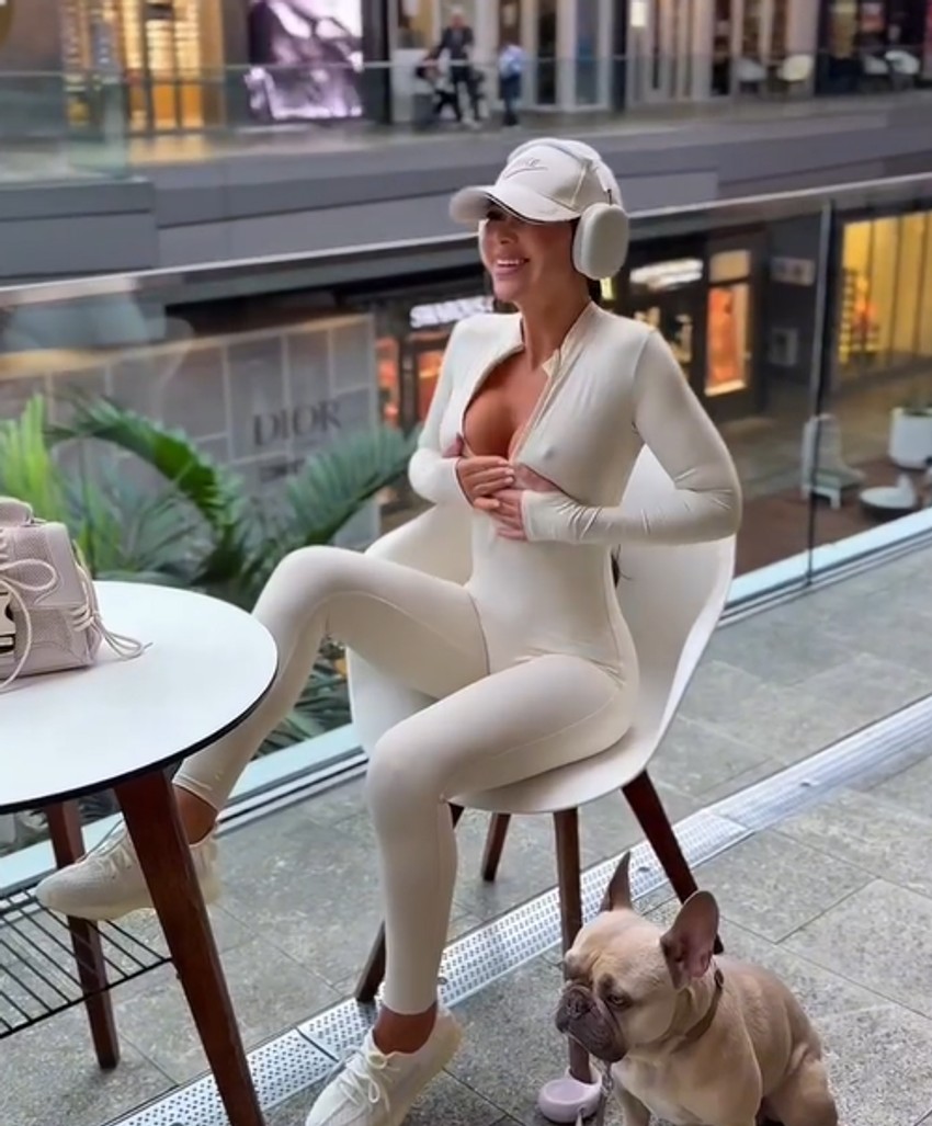 Stanija namešta dekolte, pa meša zadnjicom na pokretnim stepenicama: Ovakva prošetala gradom