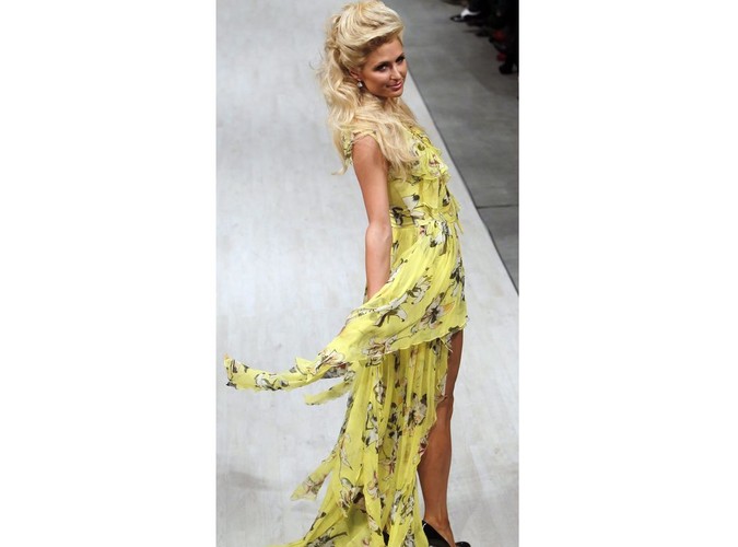 Paris Hilton w roli modelki na pokazie kolekcji Andre Tan