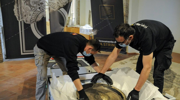 A cesenai múzeum szakemberei csomagolják be a hozzánk tartó műkincseket. / Fotó: Comune di Cesena - Facebook