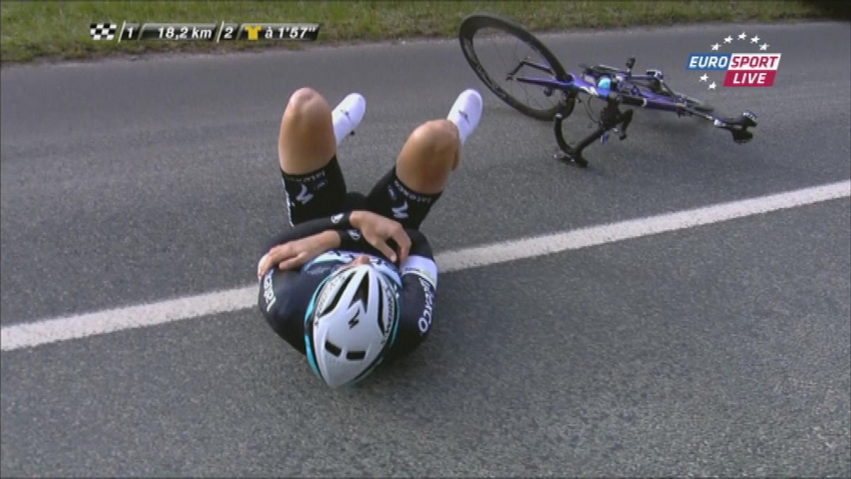 Tom Boonen (Etixx-QuickStep) poważnie ucierpiał na piątkowym etapie wyścigu Abu Dhabi Tour. Na 55. kilometrze drugiego odcinka, na pierwszej lotnej premii dnia na Yas Marina Circuit, Belg zaliczył upadek, po którym stracił przytomność i odwieziony został do szpitala.