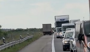 Zbog zapaljenog kamiona i obustavljenog saobraćaja, vozači voze u kontra smeru