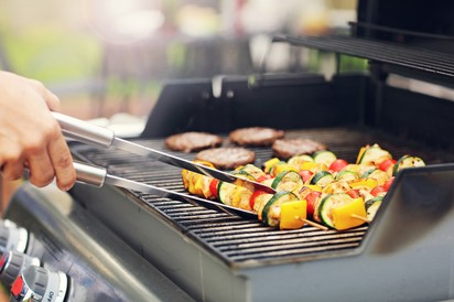 Hogyan lesz kevesebb rákkeltő a grillezett ételekben?