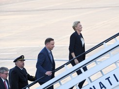 Gigantyczny orzeł na piersi... Agata Duda nie zdążyła się przebrać przed wylotem z Łotwy? FOTO