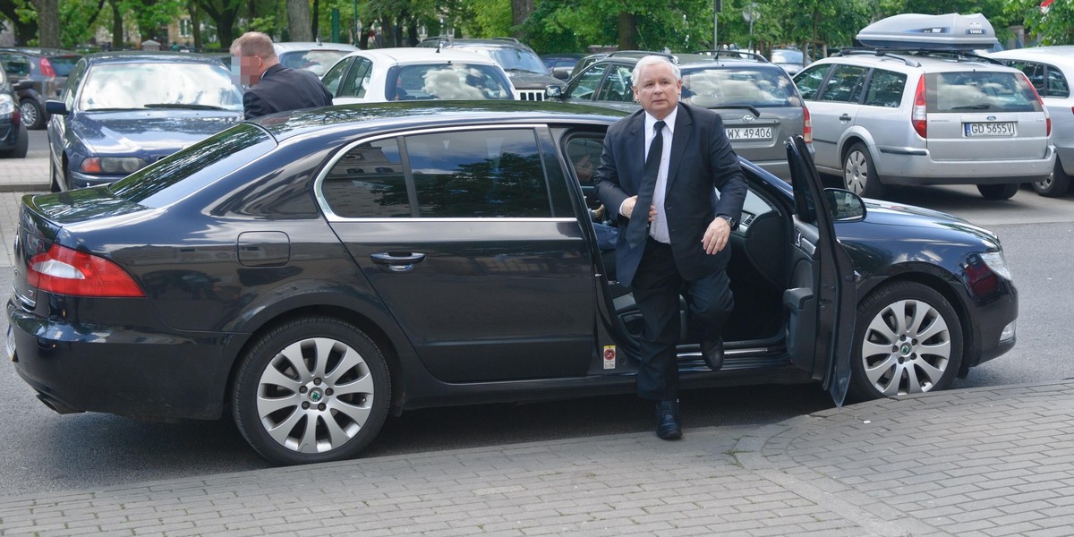 Jarosław Kaczyński wysiada z auta