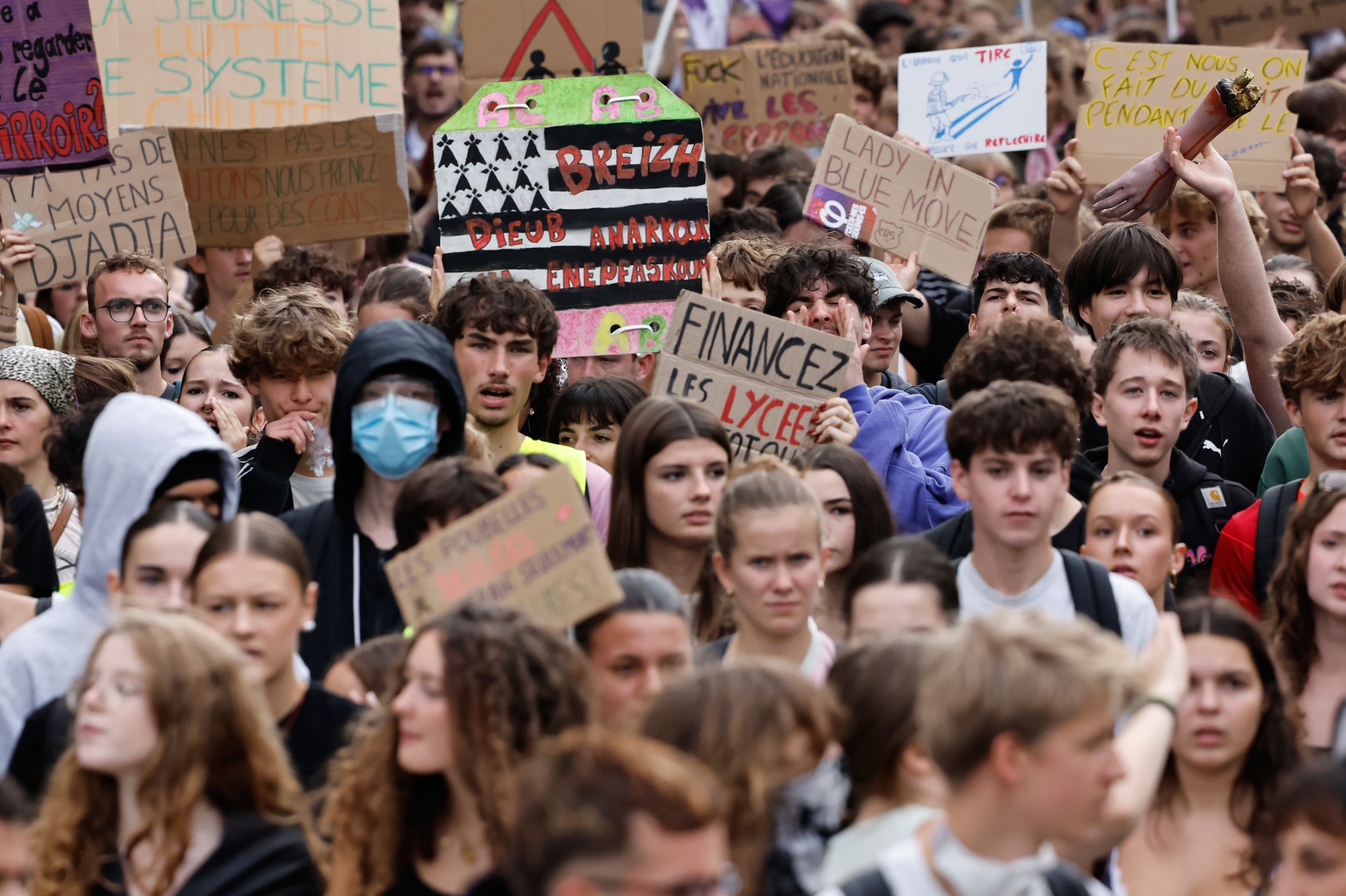 Študenti pochodujú počas protestu za lepšie pomery v školstve vo francúzskom meste Rennes. 