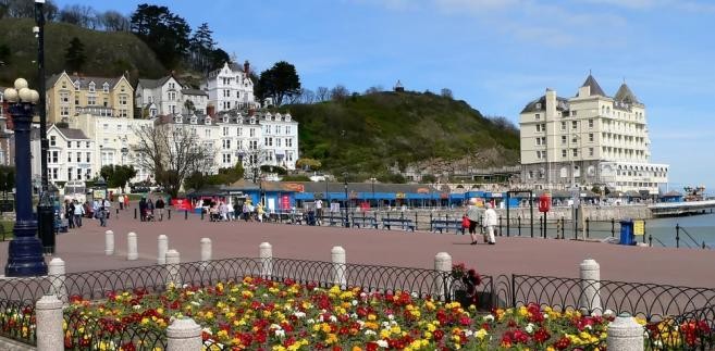 10. Llandudno – to małe, położone w północnej Walii, popularne miejsce wypoczynkowe. Atrakcje turystyczne, którymi może się poszczycić Llandudno to: zabytkowa linia tramwajowa, oraz mierzące 376 metrów długości molo.