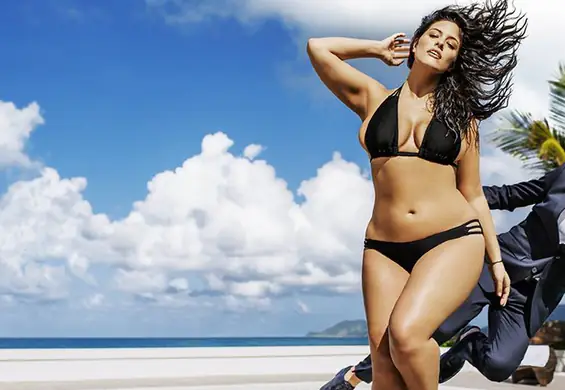 "Wiem, że moje ciało jest sexy" mówi Ashley i jako pierwsza modelka plus size pozuje w bikini w magazynie "Sports Illustrated"