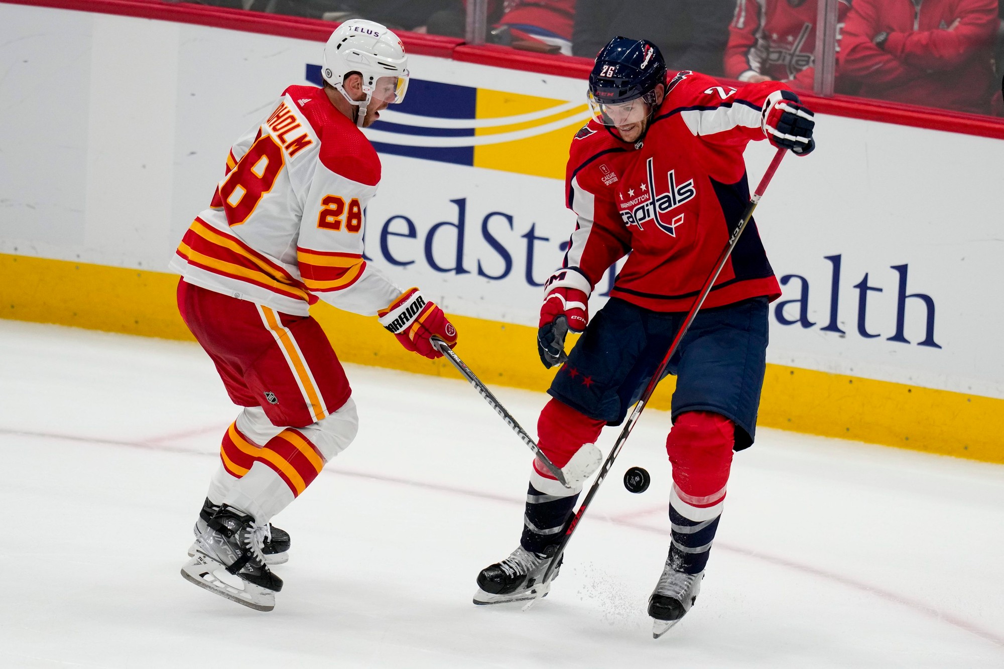 Elias Lindholm (Calgary Flames) a Nic Dowd (Washington Capitals).