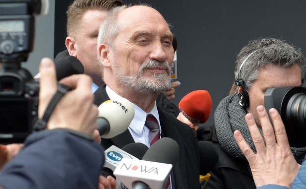 Macierewicz składa życzenia na święta. "Polska na progu Wielkiej Nocy jest bezpieczna"