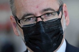 Niedzielski: Od dziś wprowadzamy certyfikaty covidowe