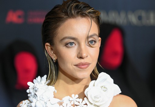 Sydney Sweeney melleit csak néhány aprócska virág takarta a vörös szőnyegen