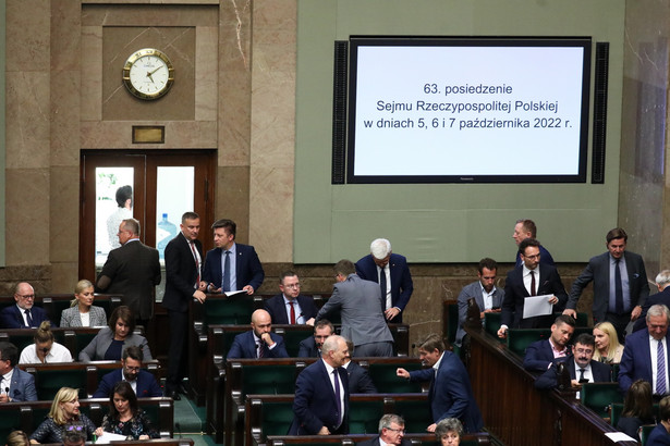 Posłowie na sali obrad Sejmu
