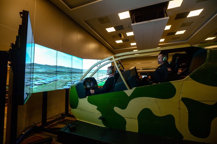 AH-1Z Viper ma zasięg ponad 575 km. Odległość ponad pół tys. km Viper przeleci obciążony standardowym szturmowym ładunkiem użytecznym. Pułap praktyczny osiągany przez Vipera to ponad 6 tys. m. Prędkość maksymalna 370 km/h, a ekonomiczna 257 km/h.
<br>
<b>Na zdjęciu:<b> Prezentacja kokpitu śmigłowca Bell Helicopter AH-1Z Viper  <br><br>(mo/cat) (obm/cat) PAP/Marcin Obara