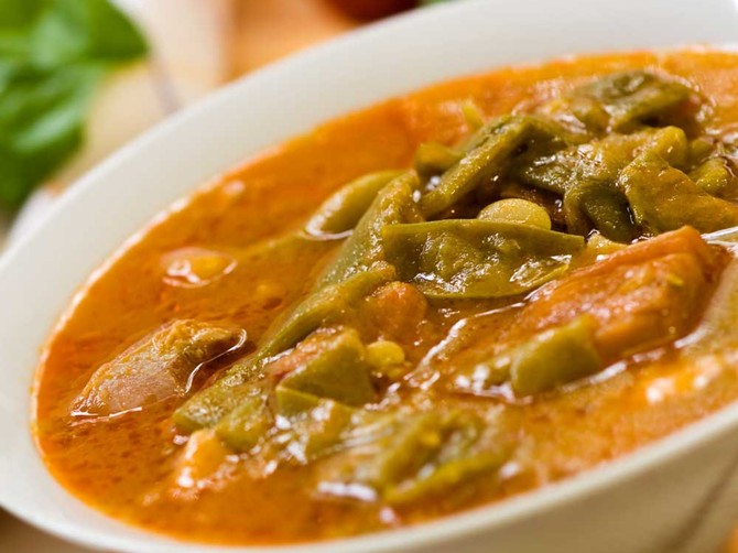 9652_stock-photo-fresh-cooked-stew-with-green-beans-and-roast-ham-bacon-shutterstock_54816100