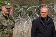 Premier Donald Tusk przy granicy z Białorusią w miejscowości Ozierany Wielkie, maj 2024 r.