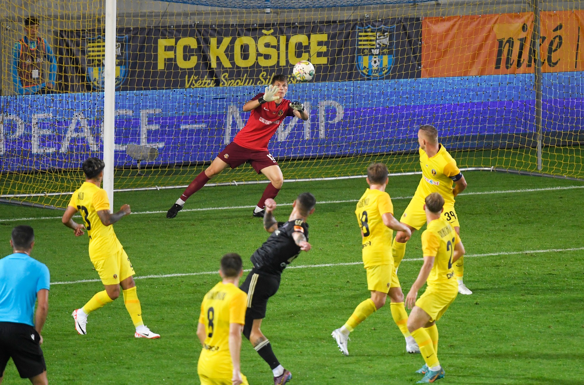 Uprostred brankár Jakiv Kinarejkin(Dnipro-1) vyráža loptu.