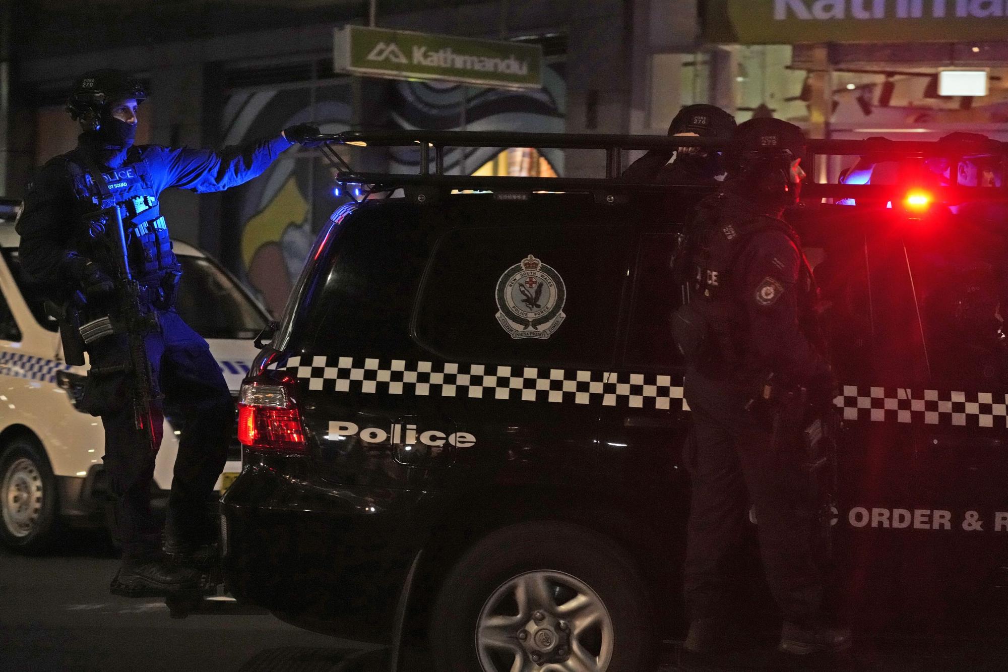 Zábery po útoku nožom v nákupnom centre v Sydney.