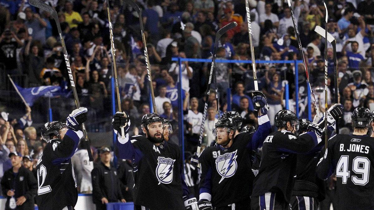 Mecz numer siedem będzie musiał rozstrzygnąć losy Konferencji Wschodniej. We wczorajszym spotkaniu Boston Bruins nie wykorzystał szansy na wywalczenie awansu i przegrał z Tampa Bay Lightning 4:5. Cała konfrontacja zatrzymała się obecnie na stanie 3:3, seria trwa do czterech zwycięstw.