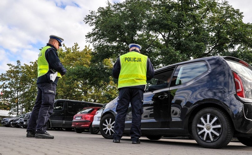 Policja kontroluje kierowcę