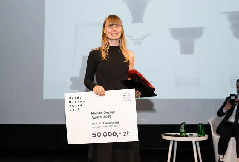 Alicja Patanowska odbiera nagrodę Mazda Design Award 2018