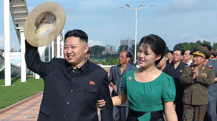 Kim Dzsong Un és felesége, Zsi Szol Dzu /Fotó: AFP PHOTO / KCNA via KNS