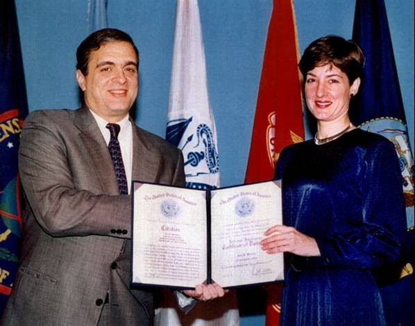 Agentka kubańskiego wywiadu i ówczesna analityka wywiadu wojskowego USA Ana Montes odbiera nagrodę za wybitną pracę od dyrektora CIA George'a Teneta, 1997 r.