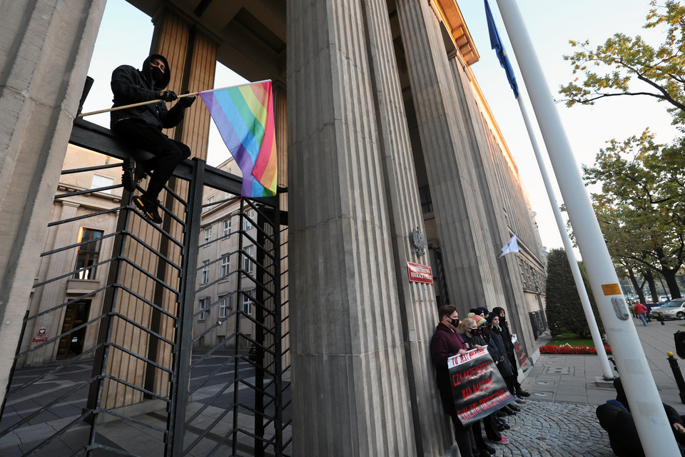 Blokada Ministerstwa Edukacji Narodowej zorganizowana przez aktywistów Młodzieżowego Forum LGBT+, którzy protestują przeciwko polityce i wypowiedziom ministra Przemysława Czarnka