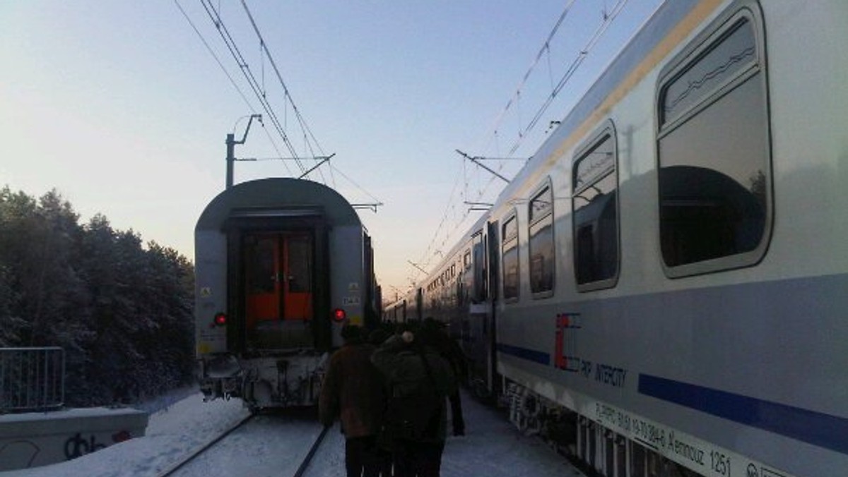 Około godziny 7:50 na trasie Warszawa-Katowice doszło do zerwania trakcji kolejowej. Przez blisko godzinę ruch pociągów był wstrzymany. Wiele pociągów jest opóźnionych, w tym międzynarodowe. Ruch został już wznowiony - informuje TVN24.